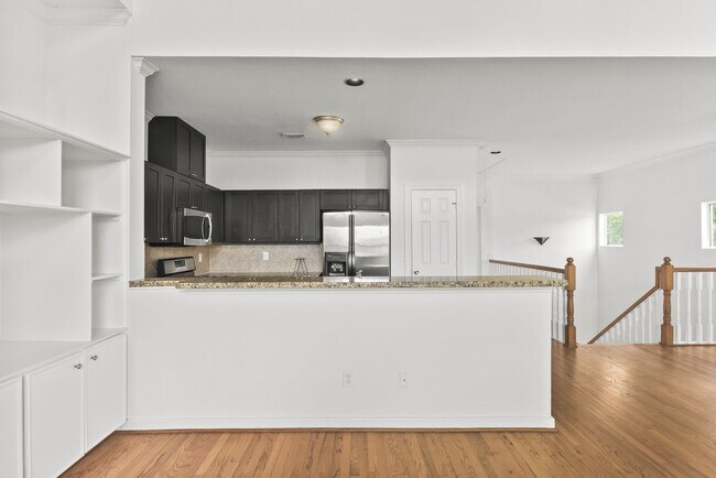 Building Photo - Charming 3-Bed, 2.5-Bath Home in the Heart of the Heights with Spacious Yard & Prime Location