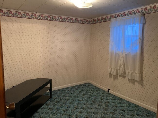 Building Photo - Multi-level 3-bedroom, 1-bath single-family home