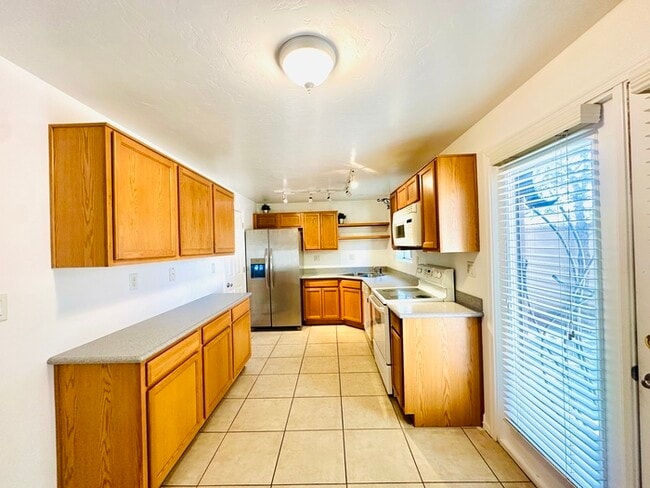 Building Photo - Spacious 2 Bedroom + 2 Bathroom Townhome w...
