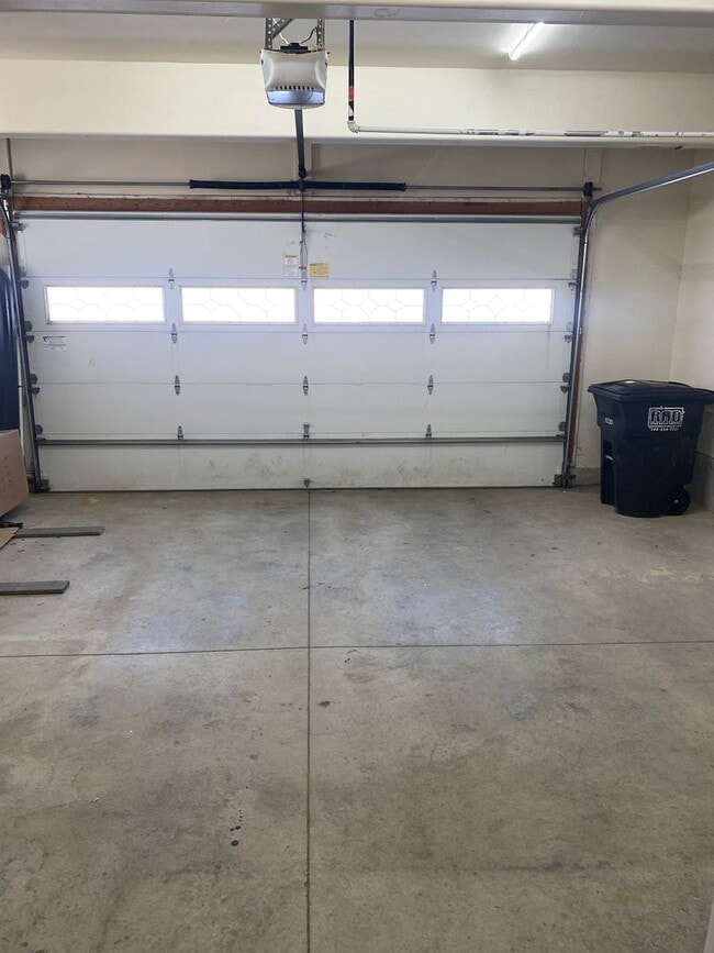 Building Photo - Spacious  3 bedroom 2.5 bathroom townhouse