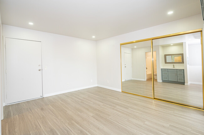 Building Photo - Beautiful and Freshly Renovated Hillcrest ...