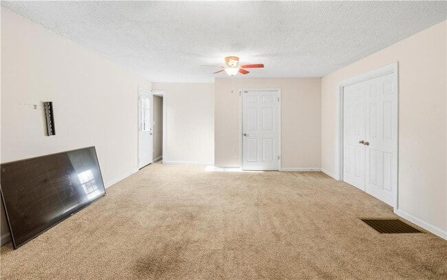 Building Photo - 3950 Lookout Point Dr