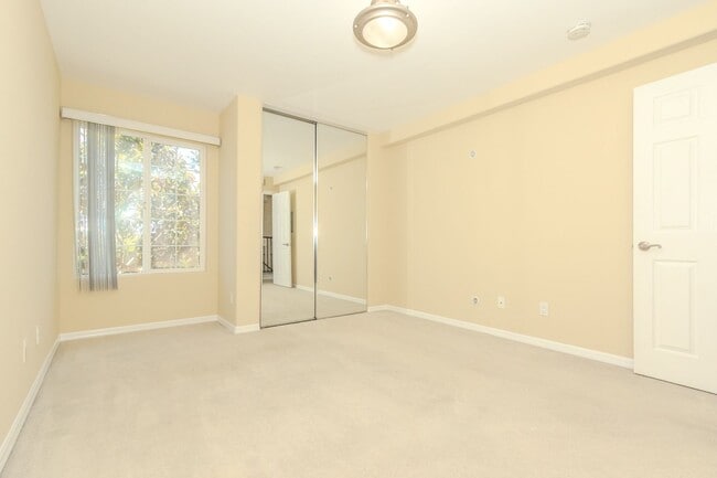 Building Photo - 5252 Balboa Arms Dr