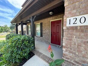 Building Photo - 120 Meadowglade Ln