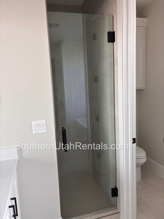 Building Photo - Beautiful 4 bed | 3 Bath | 3 Car Garage of...