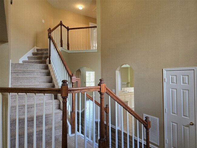 Building Photo - 1820 Branch Hill Dr