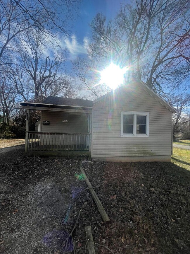 Building Photo - Cute 2 bedroom 1 bathroom house with detached garage Available
