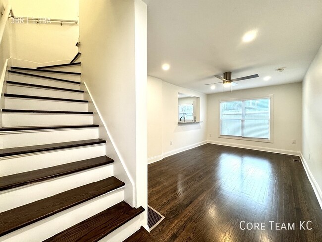 Building Photo - 3 Bedroom 1.5 Bath Split Level Townhome in...