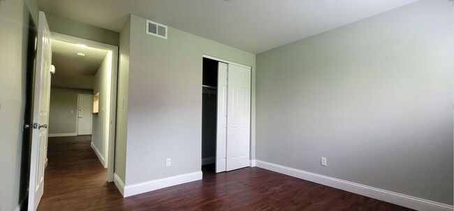 Building Photo - Beautiful Two Bedroom One Bath Apartment Home
