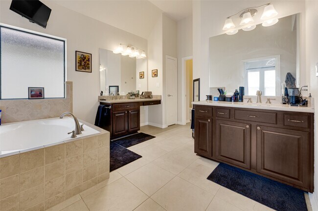 Building Photo - 2815 King's Retreat Cir