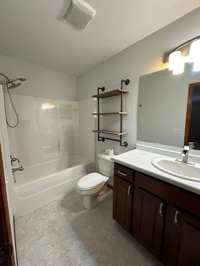 Building Photo - 3 Bedroom House!