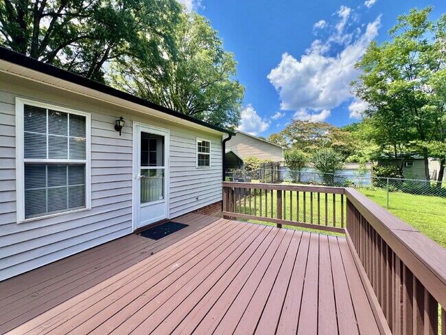 Building Photo - CONVENIENT LOCATION 3 Bedroom