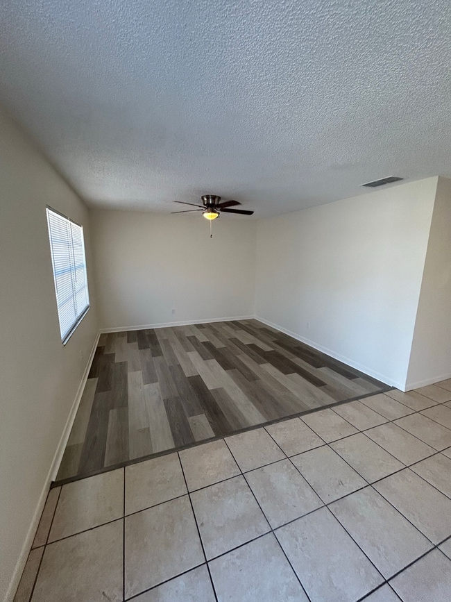 Building Photo - North Lakeland Apartment!