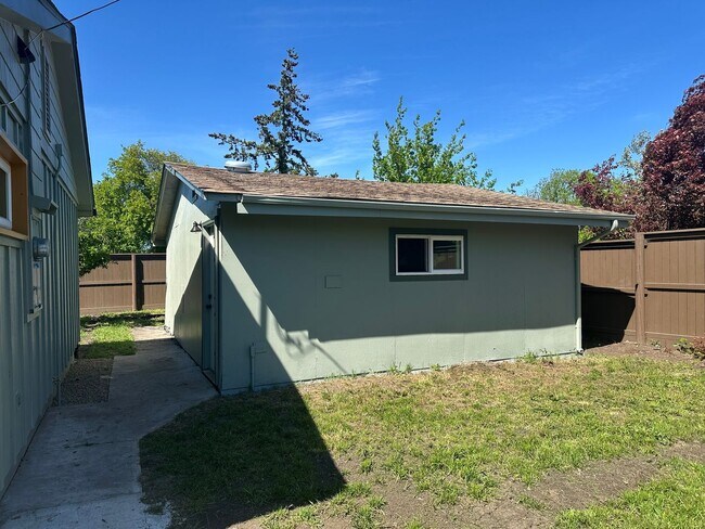 Building Photo - Updated 2 bedroom 2 bath house with a deta...