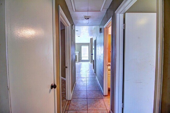 Building Photo - 11818 Plumpoint Dr