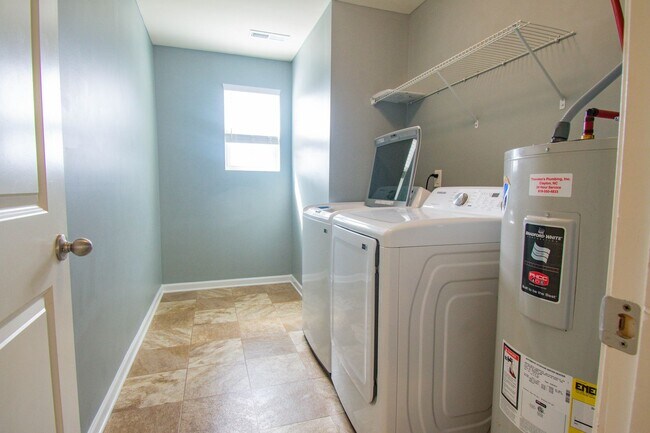 Building Photo - 4 Bedroom 3 Bathroom Home- Pets Okay!