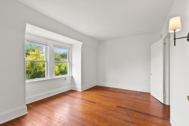 Building Photo - Spacious 1 Bedroom Apartment with Den - In Unit Laundry!