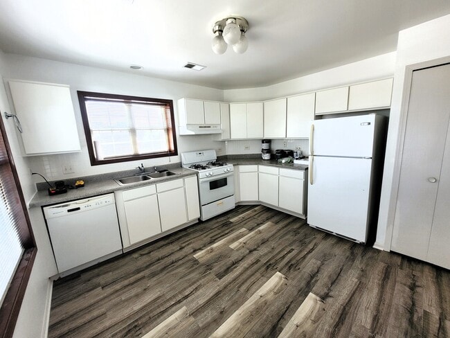 Building Photo - 321 Sheffield Dr