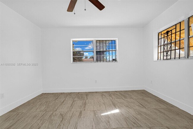 Building Photo - 14600 NE 14th Ave