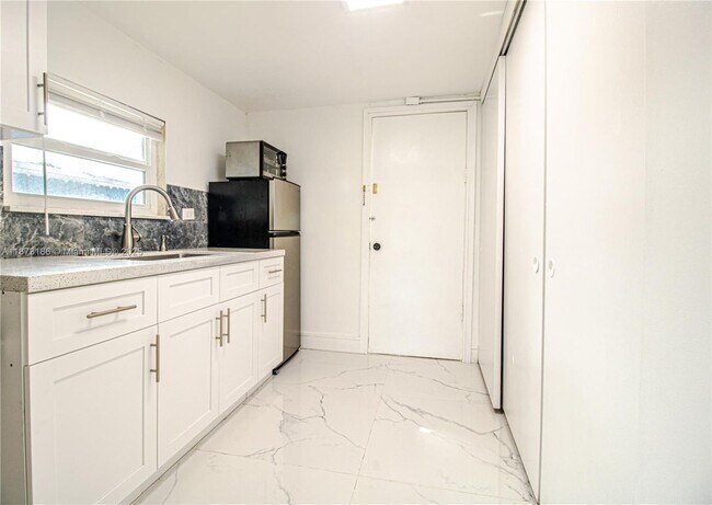 Building Photo - 5601 SW 38th St