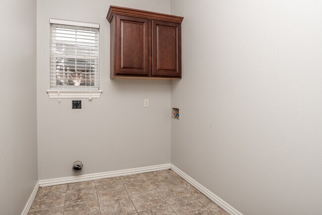 Building Photo - Bentonville Home! (March Move In)
