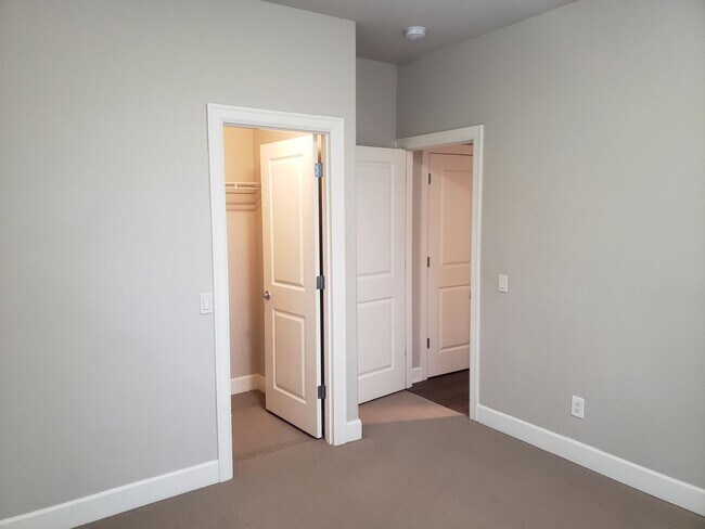 Building Photo - Modern Home in SW Portland