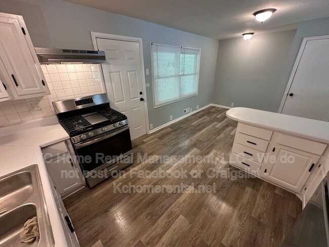 Building Photo - 10809 Ewing Ave