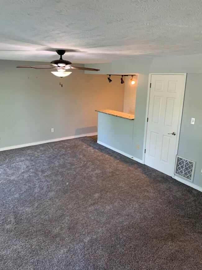 Building Photo - Spacious 3 bedroom 3.5 Baths 2 Home Office...