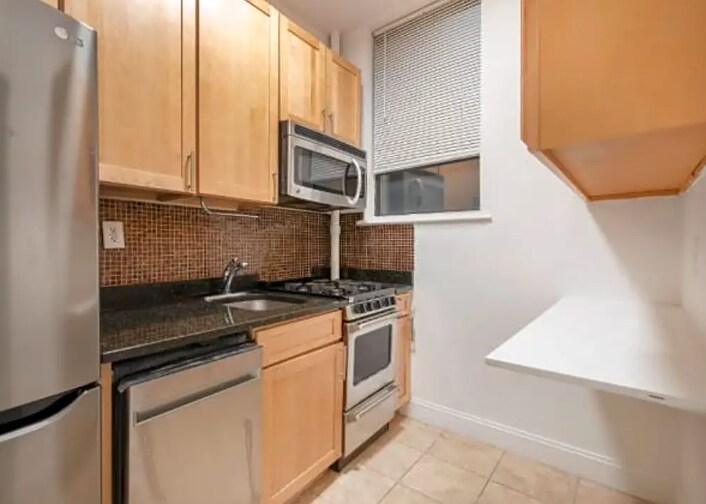 Building Photo - 421 W 50th St