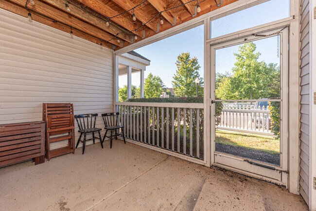 Building Photo - 2646 S Knightsbridge Cir
