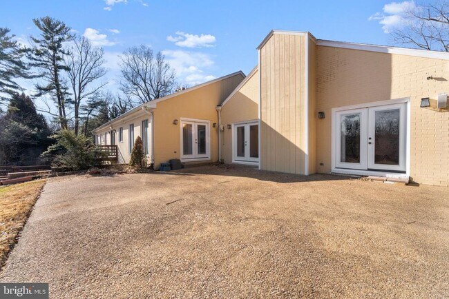 Building Photo - 901 Walker Rd