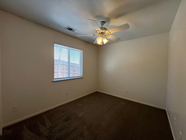 Building Photo - 995 Vineyard Way