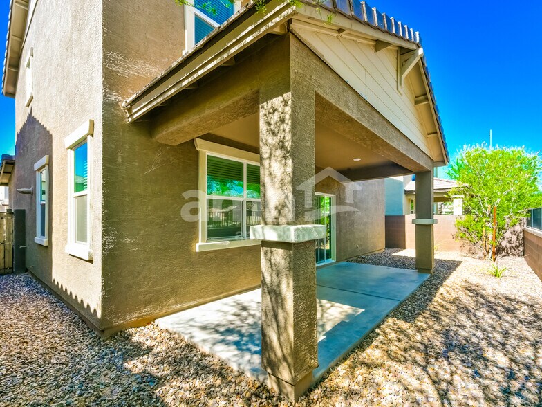 Building Photo - 638 W Hackamore Ave