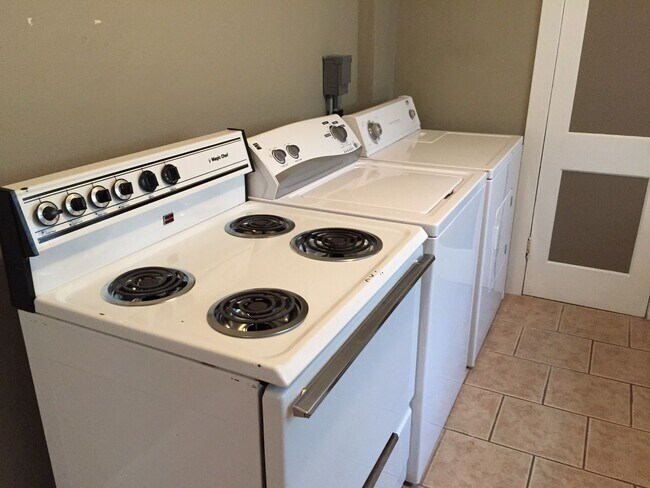Building Photo - Fall 2026!! Historic Woodbury Row 4 Bedroo...