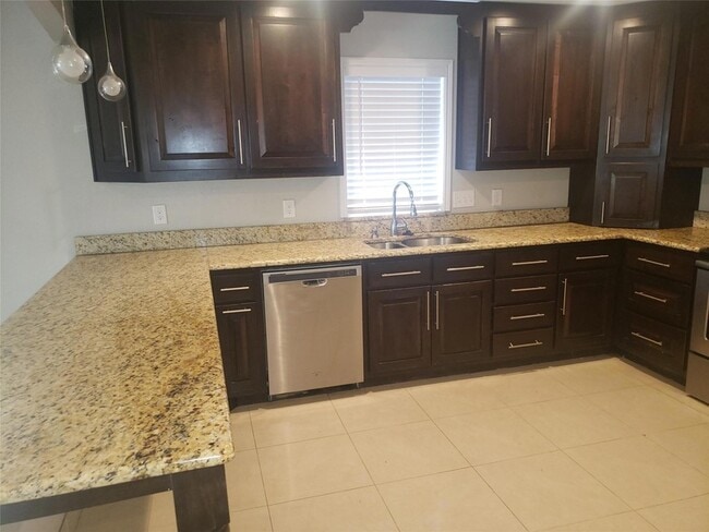 Building Photo - 8105 Canoe Ridge Ln