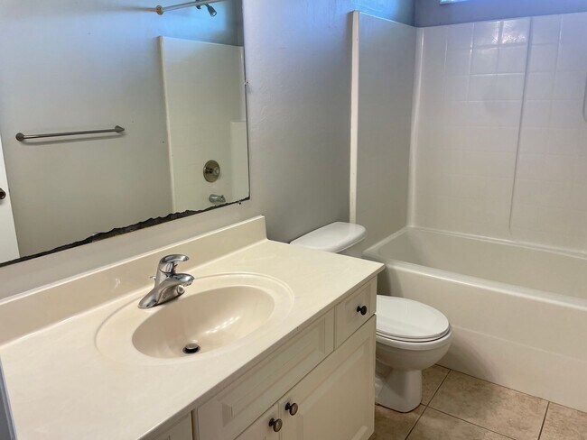 Building Photo - CUTE 2 Bedroom 2 Bath duplex