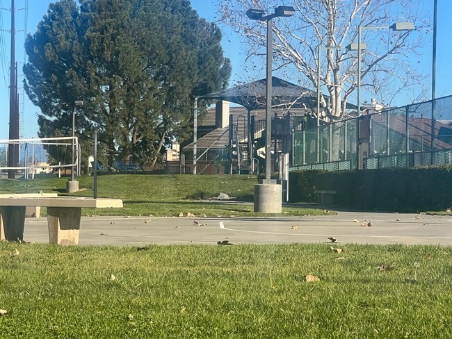 Building Photo - Beautiful upgraded 3 bedroom in Mission Grove!