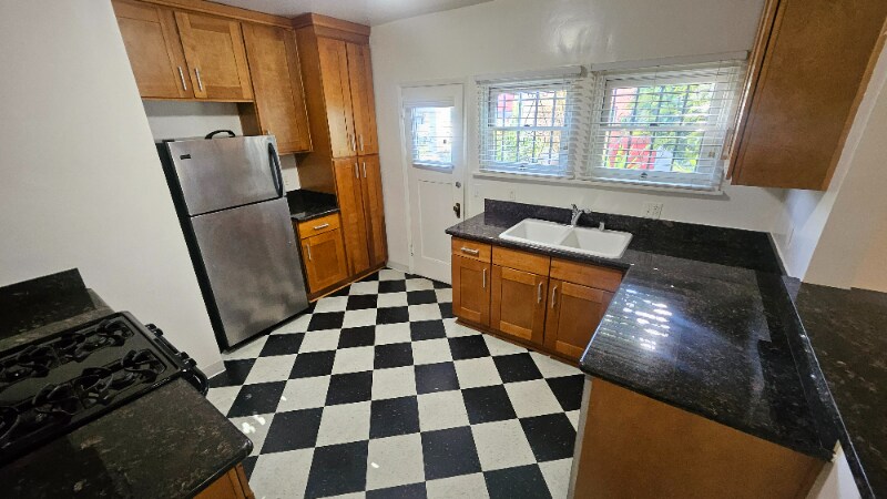 Building Photo - 1210 N Orange Grove Ave