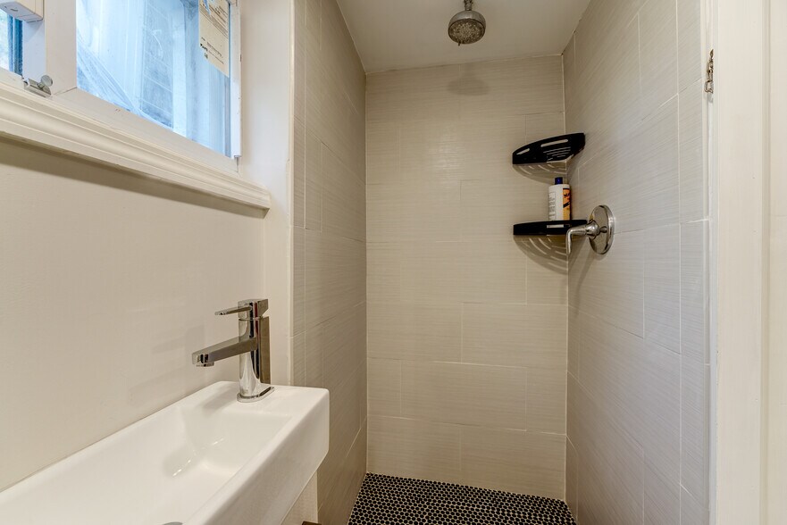 Custom tiled shower! - 2339 3rd St NE