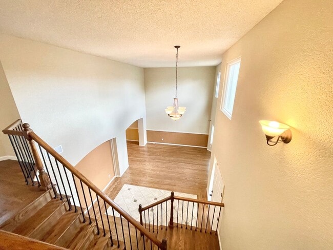 Building Photo - Large Clean Home in Aurora