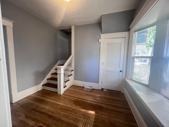 Building Photo - Large Single Family Five Bedroom Home!
