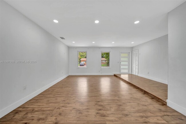 Building Photo - 15010 NE 7th Ave