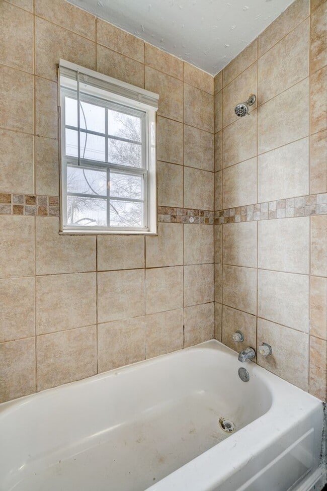 Building Photo - 3 Bed 1 Bath in Del City!