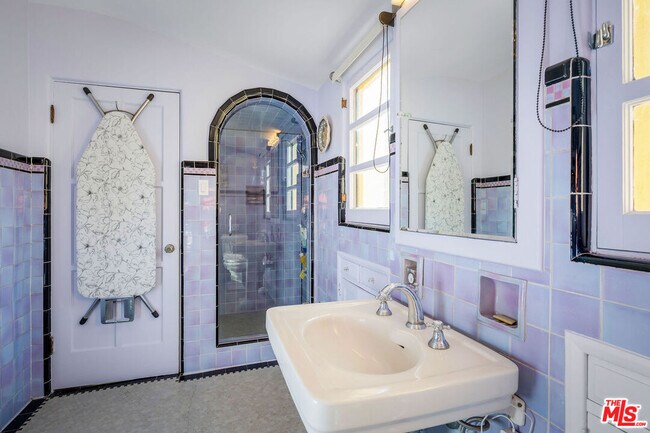 Building Photo - 500 N Las Palmas Ave