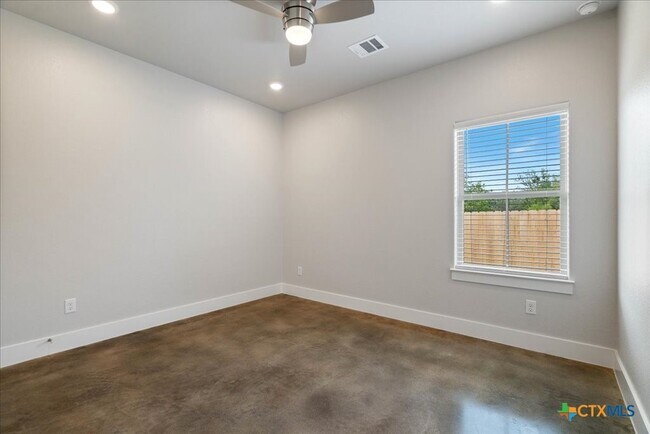 Building Photo - 223 Timberline Dr