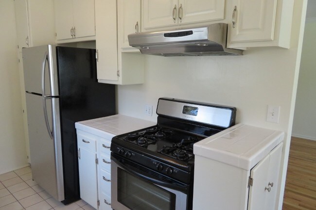 Building Photo - 402 Montana Ave in Santa Monica - 4 blocks to the beach!