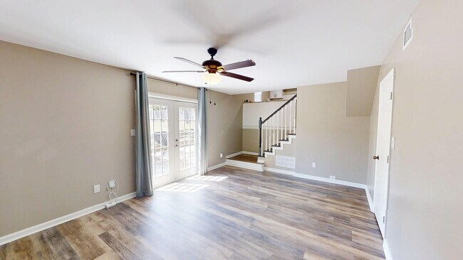 Building Photo - 321 Oak Lake Dr