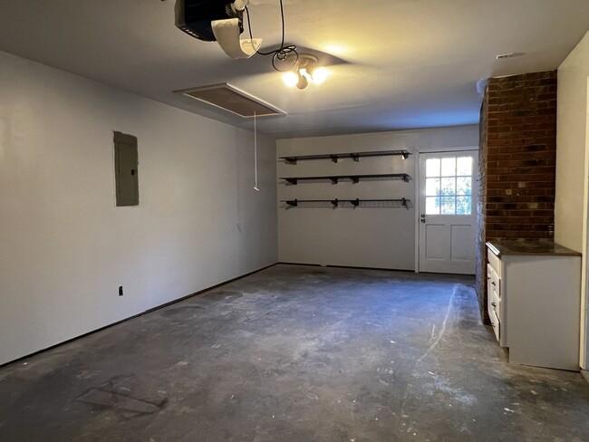 Building Photo - Fully Remodeled 3 Bedroom / 2.5 Bathroom i...