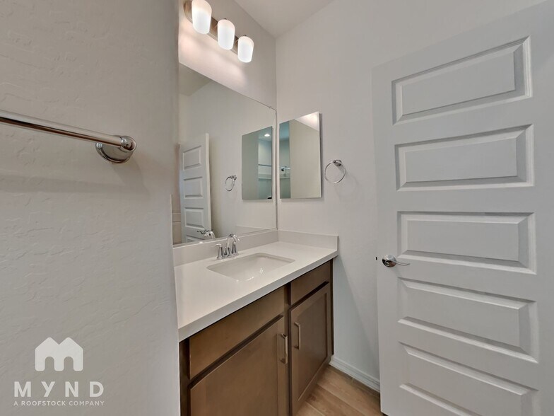 Building Photo - 9967 W Whitton Ave