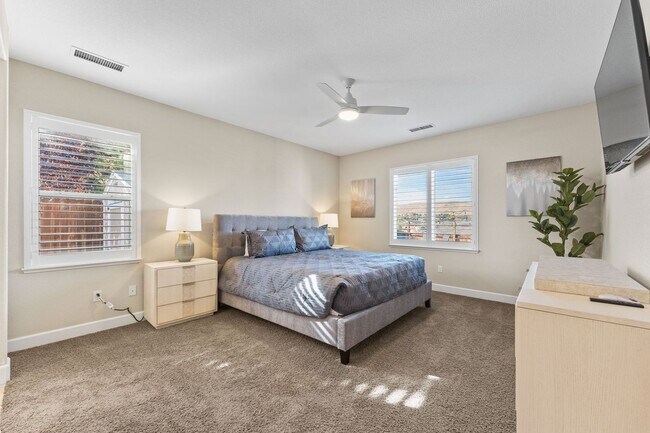 Building Photo - FULLY FURNISHED home available now.